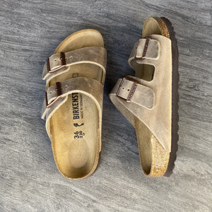 BIRKENSTOCK Arizona Tobacco Brown Oiled Leather top view and right side