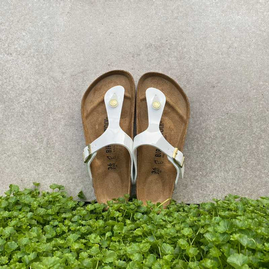 BIRKENSTOCK Gizeh White Patent Birko-flor gold buckle