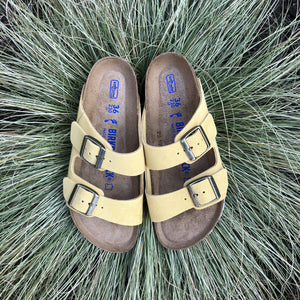 BIRKENSTOCK Arizona. Ochre Suede Leather Soft Footbed