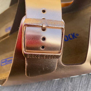 BIRKENSTOCK Arizona Metallic Copper Leather Soft Footbed detail